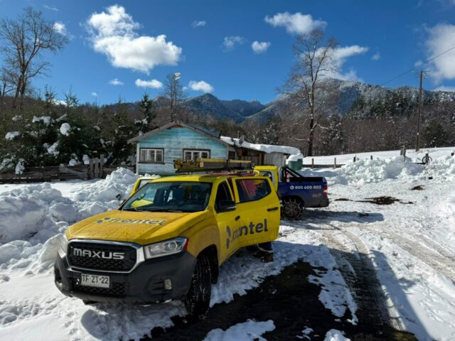 Frontel entregó baterías de respaldo a vecinos electrodependientes de las zonas cordilleranas de Melipeuco y Lonquimay