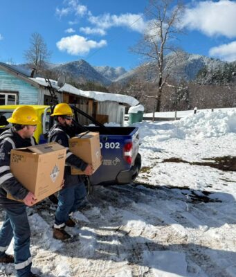 Frontel entregó baterías de respaldo a vecinos electrodependientes de las zonas cordilleranas de Melipeuco y Lonquimay