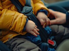 Alertan riesgos en el traslado de niños: uso de parkas reducirían la protección de las sillas de seguridad