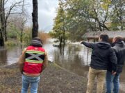 Río Trancura se desborda en Pucón y mantiene en alerta a vecinos de Quelhue