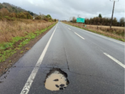 La Ruta S-60 pide auxilio: gigantescos baches complican a conductores y dañan vehículos en Teodoro Schmidt