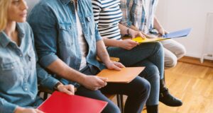 Uno de cada cuatro jóvenes está desempleado: tasa alcanza el 24,9% y casi triplica la nacional