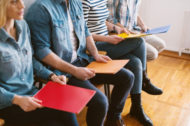 Uno de cada cuatro jóvenes está desempleado: tasa alcanza el 24,9% y casi triplica la nacional