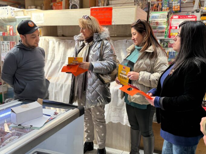 Comerciantes de Pitrufquén reciben orientación sobre el *4242 para denunciar delitos de forma anónima