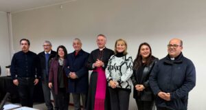 Obispo de Villarrica realiza visita protocolar al concejo municipal de Pitrufquén y entrega mensaje de agradecimiento