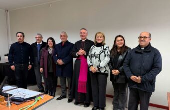 Obispo de Villarrica realiza visita protocolar al concejo municipal de Pitrufquén y entrega mensaje de agradecimiento