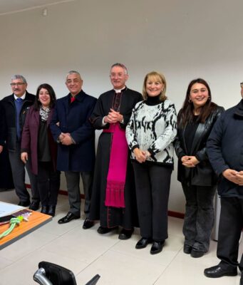 Obispo de Villarrica realiza visita protocolar al concejo municipal de Pitrufquén y entrega mensaje de agradecimiento