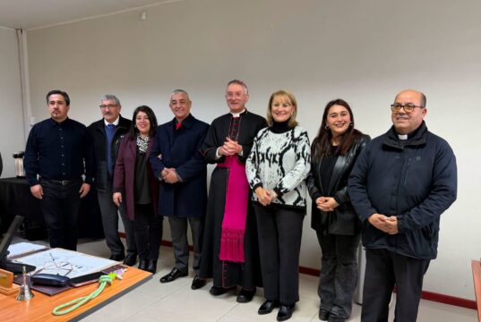 Obispo de Villarrica realiza visita protocolar al concejo municipal de Pitrufquén y entrega mensaje de agradecimiento