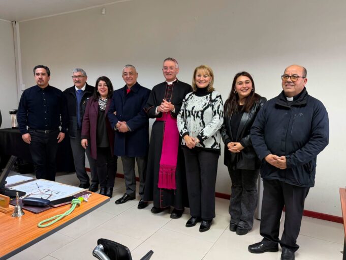 Obispo de Villarrica realiza visita protocolar al concejo municipal de Pitrufquén y entrega mensaje de agradecimiento