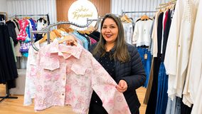 De un toldo en la plaza a su propia tienda: Rosmary Monsalves cumple el sueño de abrir su boutique en Pitrufquén