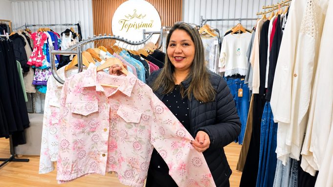 De un toldo en la plaza a su propia tienda: Rosmary Monsalves cumple el sueño de abrir su boutique en Pitrufquén