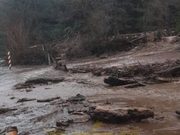 Aluvión interrumpe la ruta Curarrehue – Reigolil: tránsito permanece suspendido en el sector Maite Alto