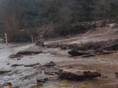 Aluvión interrumpe la ruta Curarrehue – Reigolil: tránsito permanece suspendido en el sector Maite Alto