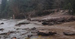 Aluvión interrumpe la ruta Curarrehue – Reigolil: tránsito permanece suspendido en el sector Maite Alto