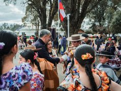 Freire dio la bienvenida a septiembre con tradicionales esquinazos folclóricos