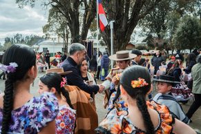 Freire dio la bienvenida a septiembre con tradicionales esquinazos folclóricos