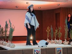 Feria de la Lana destacó el talento de artesanas y emprendedoras de Freire con exposición y desfile de modas