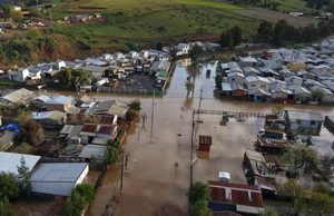Lluvias golpean con fuerza a Lumaco: cuatro puentes dañados y enormes socavones complican la conectividad