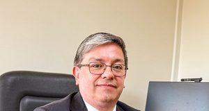 Nuevo liderazgo para el Hospital Regional de Temuco: Claudio Arriagada asume la dirección del principal recinto de salud de La Araucanía