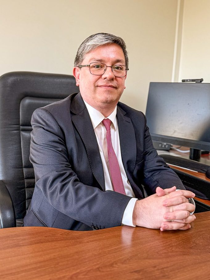 Nuevo liderazgo para el Hospital Regional de Temuco: Claudio Arriagada asume la dirección del principal recinto de salud de La Araucanía
