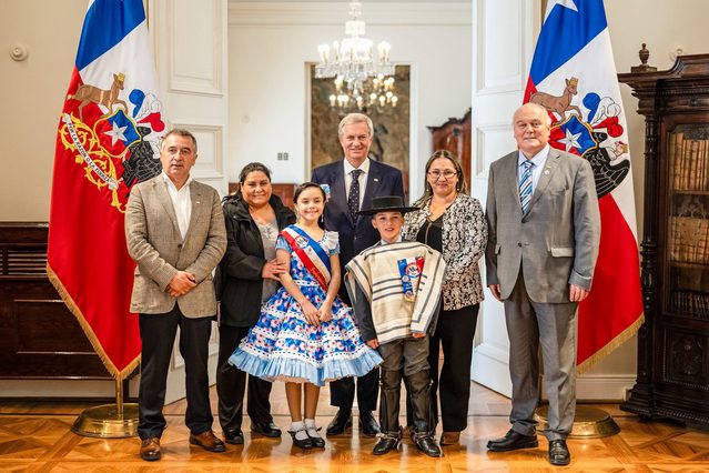 Campeones nacionales de cueca infantil de Teodoro Schmidt participaron en ceremonia junto al Presidente Kast