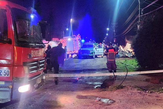Bomberos de Pitrufquén descarta supuesta falta de agua durante incendio en hogar El Edén y pide esperar resultados de la investigación