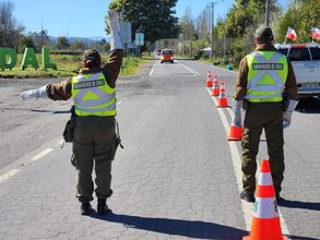 Fiscalización preventiva en Freire refuerza llamado a conducir con responsabilidad en acceso a la localidad de Radal