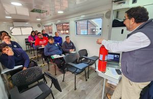 Departamento de salud de Freire capacita a funcionarios en uso y manejo de extintores