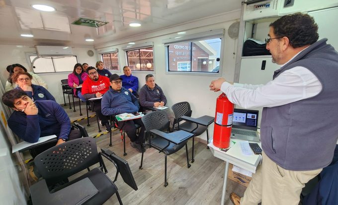Departamento de salud de Freire capacita a funcionarios en uso y manejo de extintores