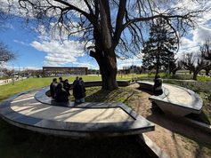 Acuerdan avanzar en financiamiento y planificación para concluir memorial de detenidos desaparecidos en plaza de Pitrufquén