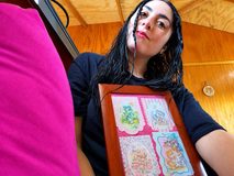 El recuerdo de los años 90 revive en Temuco: joven de Pitrufquén presentará su colección de “esquelitas” en feria vintage