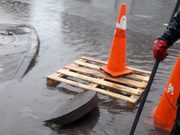 ¿Abrir la tapa para que corra el agua? Ojo: Aguas Araucanía advierte que la “solución” podría terminar generando más problemas