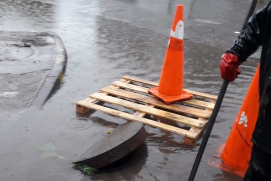 ¿Abrir la tapa para que corra el agua? Ojo: Aguas Araucanía advierte que la “solución” podría terminar generando más problemas