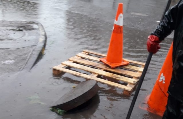 ¿Abrir la tapa para que corra el agua? Ojo: Aguas Araucanía advierte que la “solución” podría terminar generando más problemas