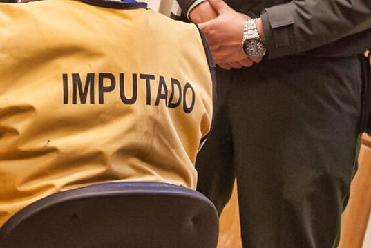 Contactaba a sus víctimas a través de plataformas para adultos: acusado de extorsión queda con arresto domiciliario nocturno
