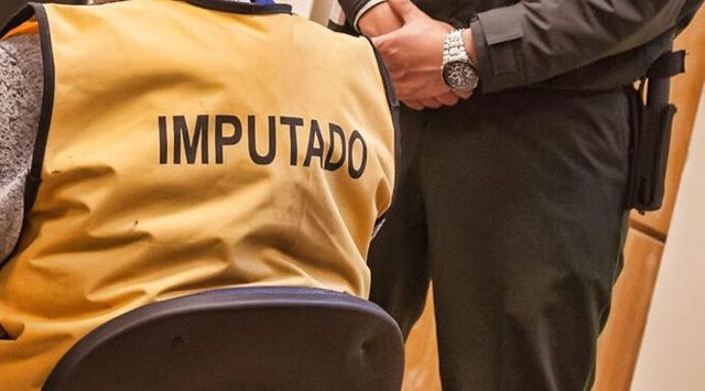 Contactaba a sus víctimas a través de plataformas para adultos: acusado de extorsión queda con arresto domiciliario nocturno