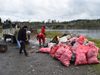 Guías de pesca se unen por el medioambiente y retiran 80 sacos de basura desde las aguas del río Toltén en Villarrica