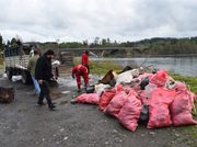 Guías de pesca se unen por el medioambiente y retiran 80 sacos de basura desde las aguas del río Toltén en Villarrica