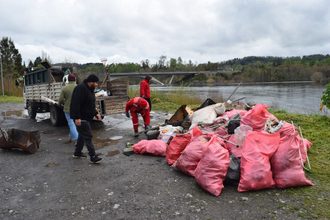 Guías de pesca se unen por el medioambiente y retiran 80 sacos de basura desde las aguas del río Toltén en Villarrica
