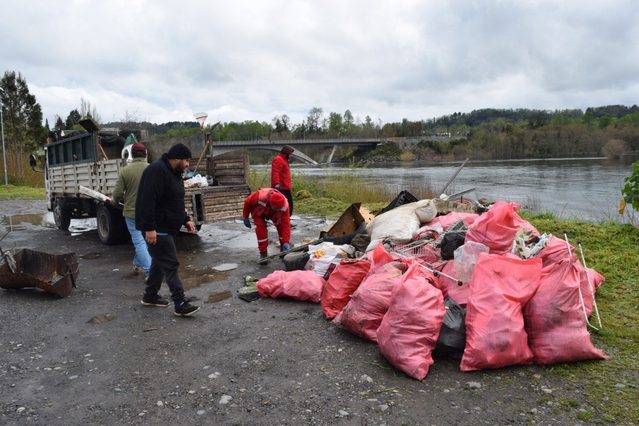 Guías de pesca se unen por el medioambiente y retiran 80 sacos de basura desde las aguas del río Toltén en Villarrica