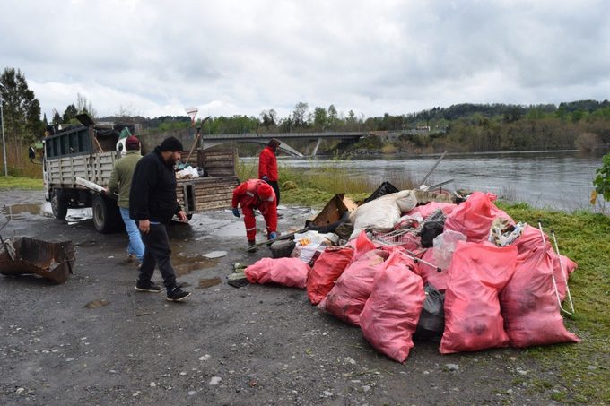 Guías de pesca se unen por el medioambiente y retiran 80 sacos de basura desde las aguas del río Toltén en Villarrica