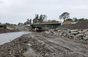 Un 90% de avance: Pitrufquén se prepara para estrenar el nuevo puente Quinque durante el próximo verano