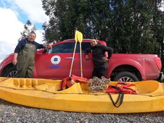 Entre el agua y el barro: equipo de salud de Pitrufquén llegó en kayak hasta pacientes aislados por las inundaciones