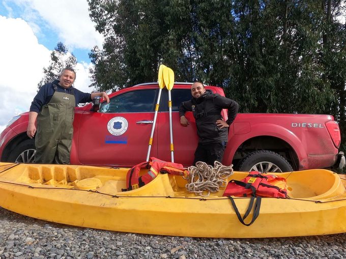 Entre el agua y el barro: equipo de salud de Pitrufquén llegó en kayak hasta pacientes aislados por las inundaciones