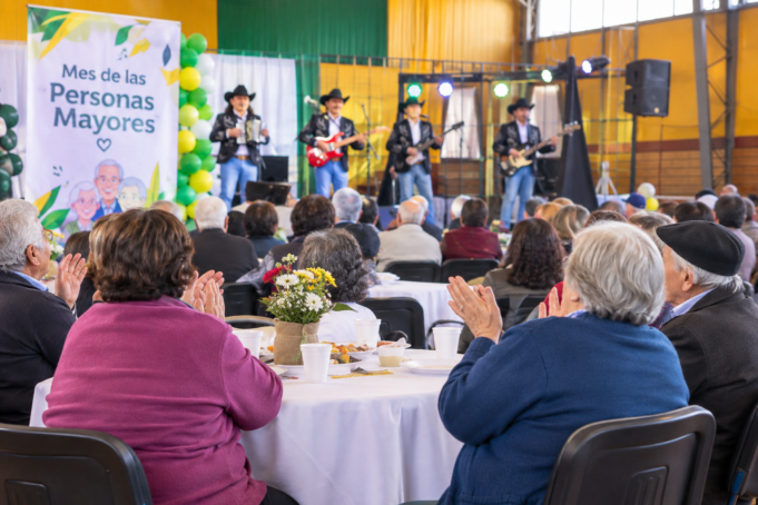 Municipio de Freire despedirá el mes de las personas mayores con almuerzo gratuito y música en vivo