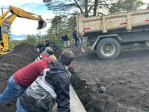 Pucón consigue $402 millones para adquirir camión tolva, retroexcavadora y “cama baja” destinados a sus caminos rurales