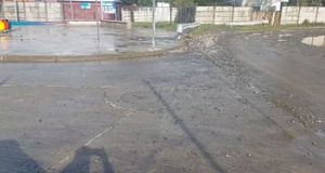 Vecinos alertan por riesgo de accidentes y piedras que salen proyectadas en calles de Pitrufquén