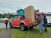 Conadi y municipio entregan 14 refrigeradores a familias campesinas afectadas por las inundaciones en Pitrufquén