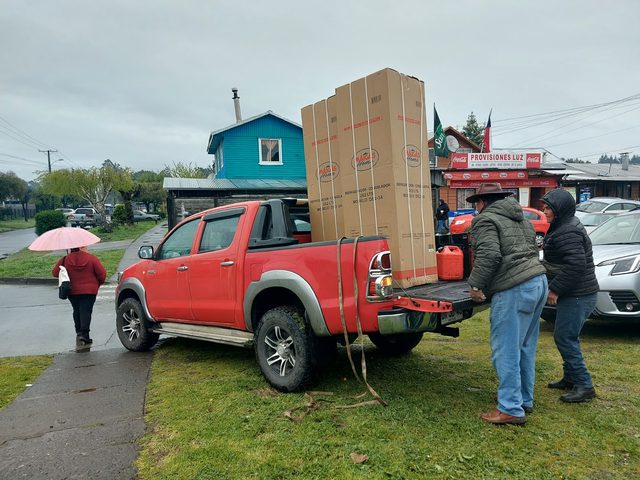 Conadi y municipio entregan 14 refrigeradores a familias campesinas afectadas por las inundaciones en Pitrufquén