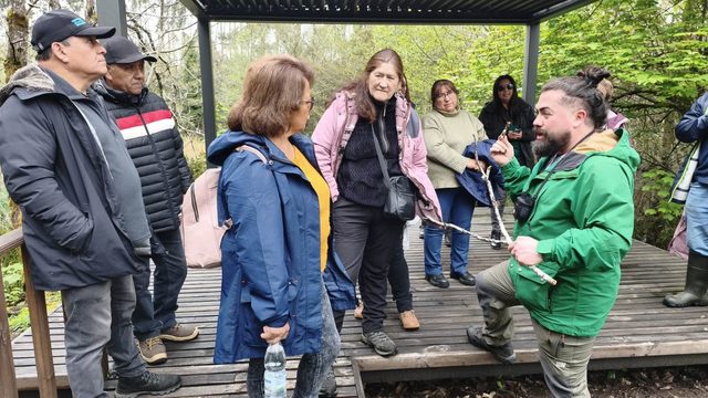 Vecinos de la Costa de Pitrufquén conocen experiencias de conservación en Valdivia para impulsar el turismo de naturaleza en sus territorios